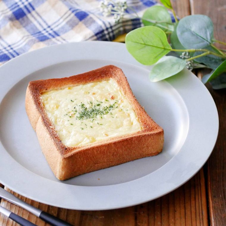 白い皿に盛り付けたコーングラタンパン