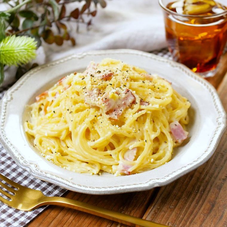 白い皿に盛り付けた コーンクリームパスタとお茶