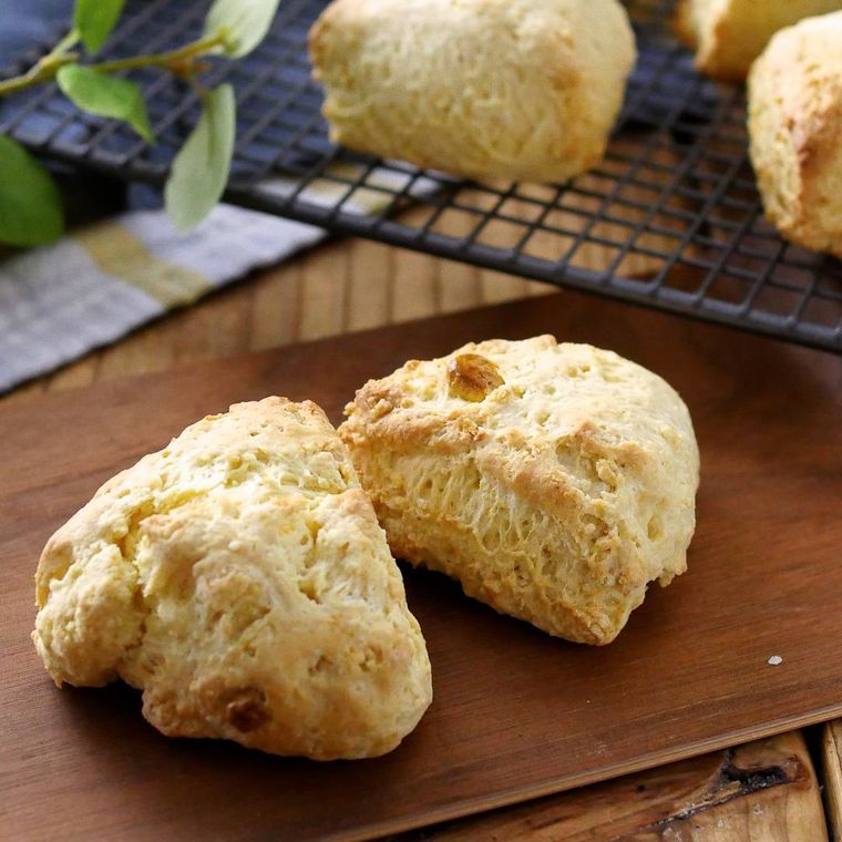 木の皿に盛り付けたコーンポタージュスコーン