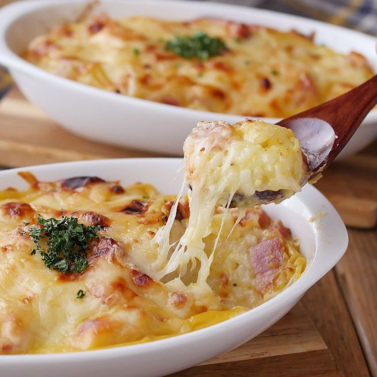 白い耐熱皿に入ったコーンクリームドリア