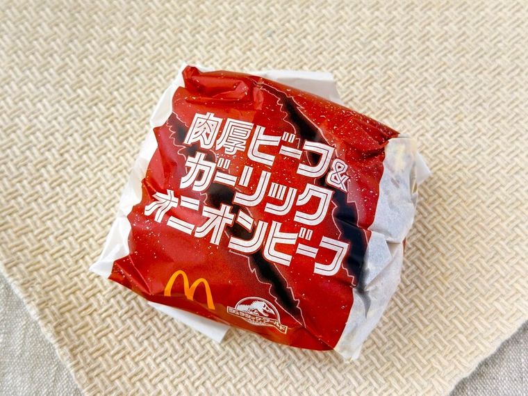 「肉厚ビーフ＆ガーリックオニオンビーフ」のパッケージ