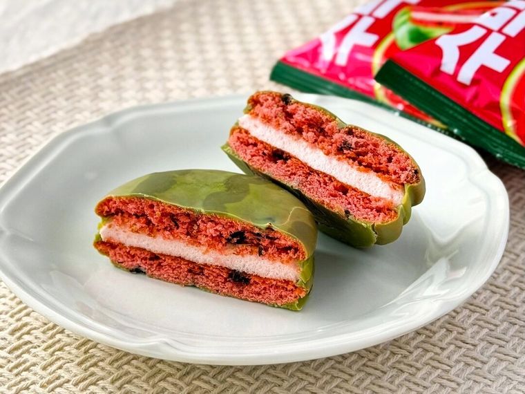 カットした チョコパイ情スイカと小袋が並んでいる様子