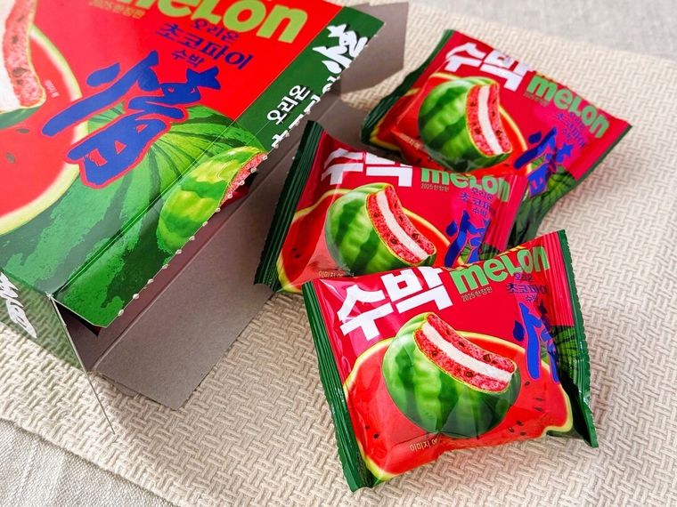 パッケージから取り出した チョコパイ情スイカ