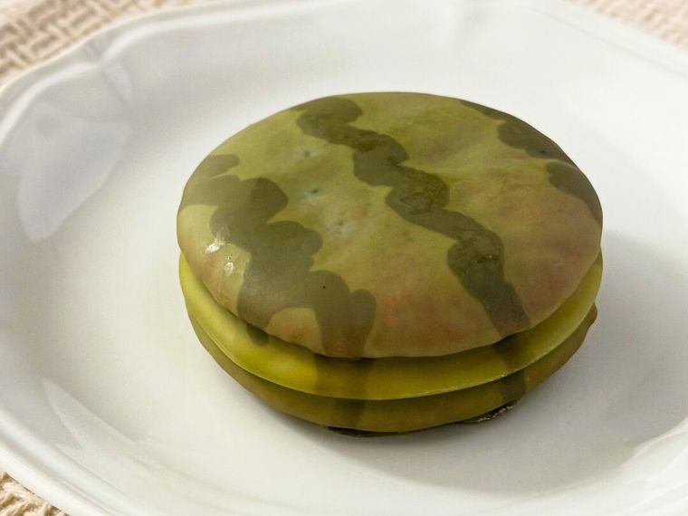 白皿にのった チョコパイ情スイカ