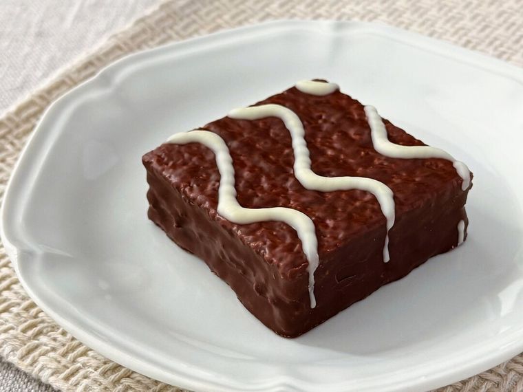 白皿にのったOhYes グリークヨーグルト 360g