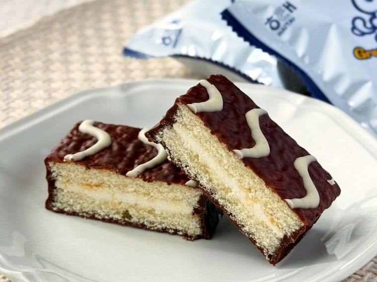 カットしたOhYes グリークヨーグルト 360gと小袋が並んでいる様子