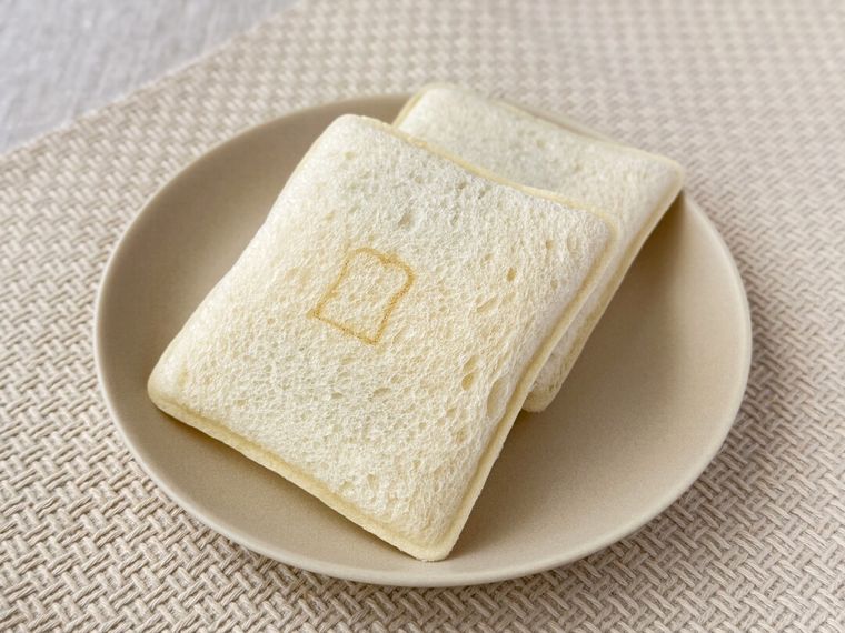 パッケージから取り出した「ランチパック 極厚板チョコとチョコクリーム」