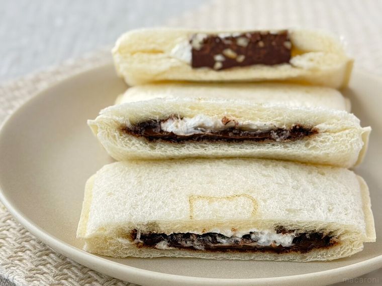 白皿にのった「ランチパック 極厚板チョコとチョコクリーム」