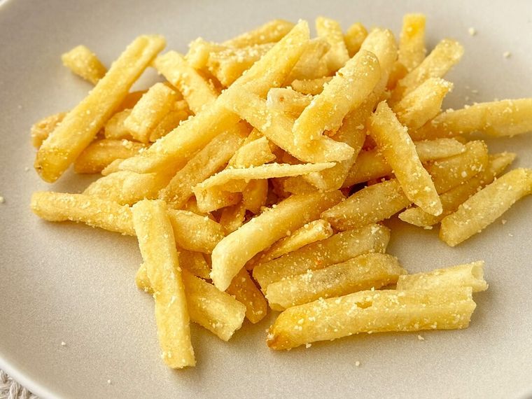 白皿にのったカズチーフライドポテト 38g