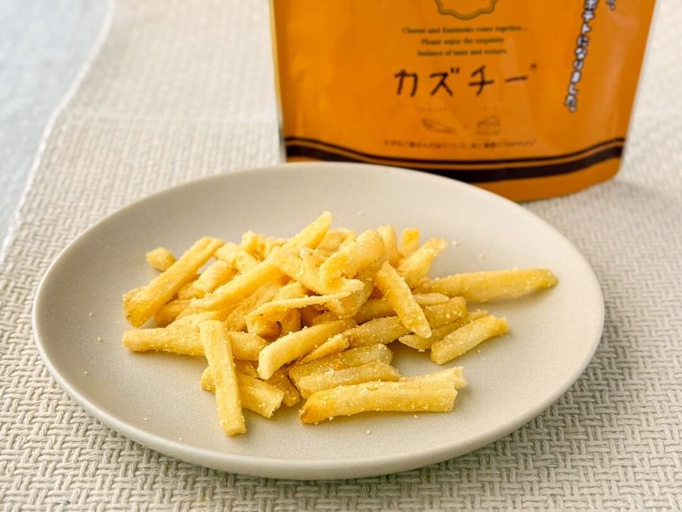 カズチーフライドポテト 38gとパッケージが並んでいる様子