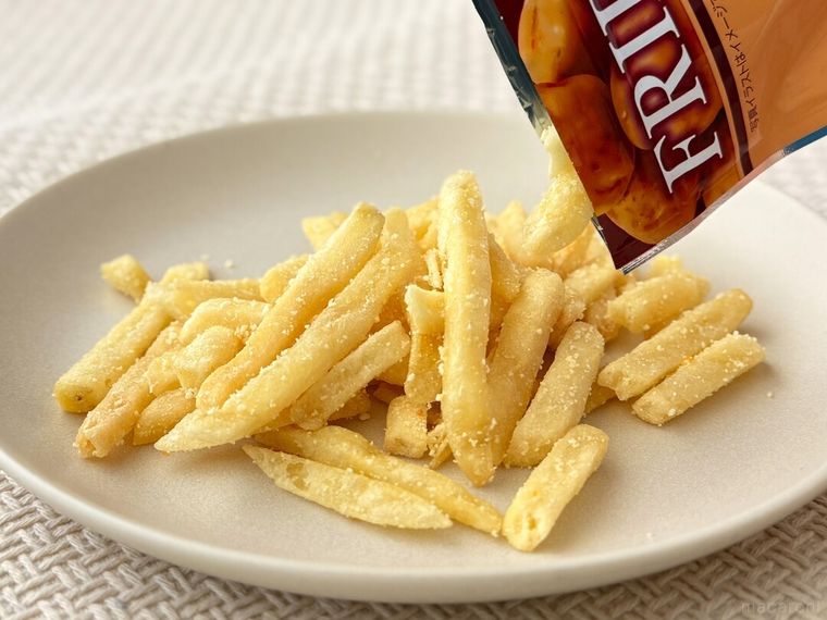 カズチーフライドポテト 38gを皿に盛り付けている様子