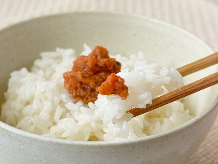 「梅めんたい」とご飯を箸で持っている様子