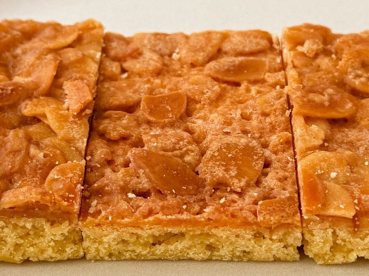 白皿にのった「至福のフロランタン切り落とし 150g」