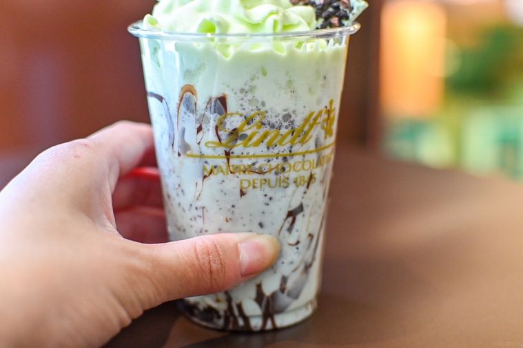 カップをゆびで押しているところ