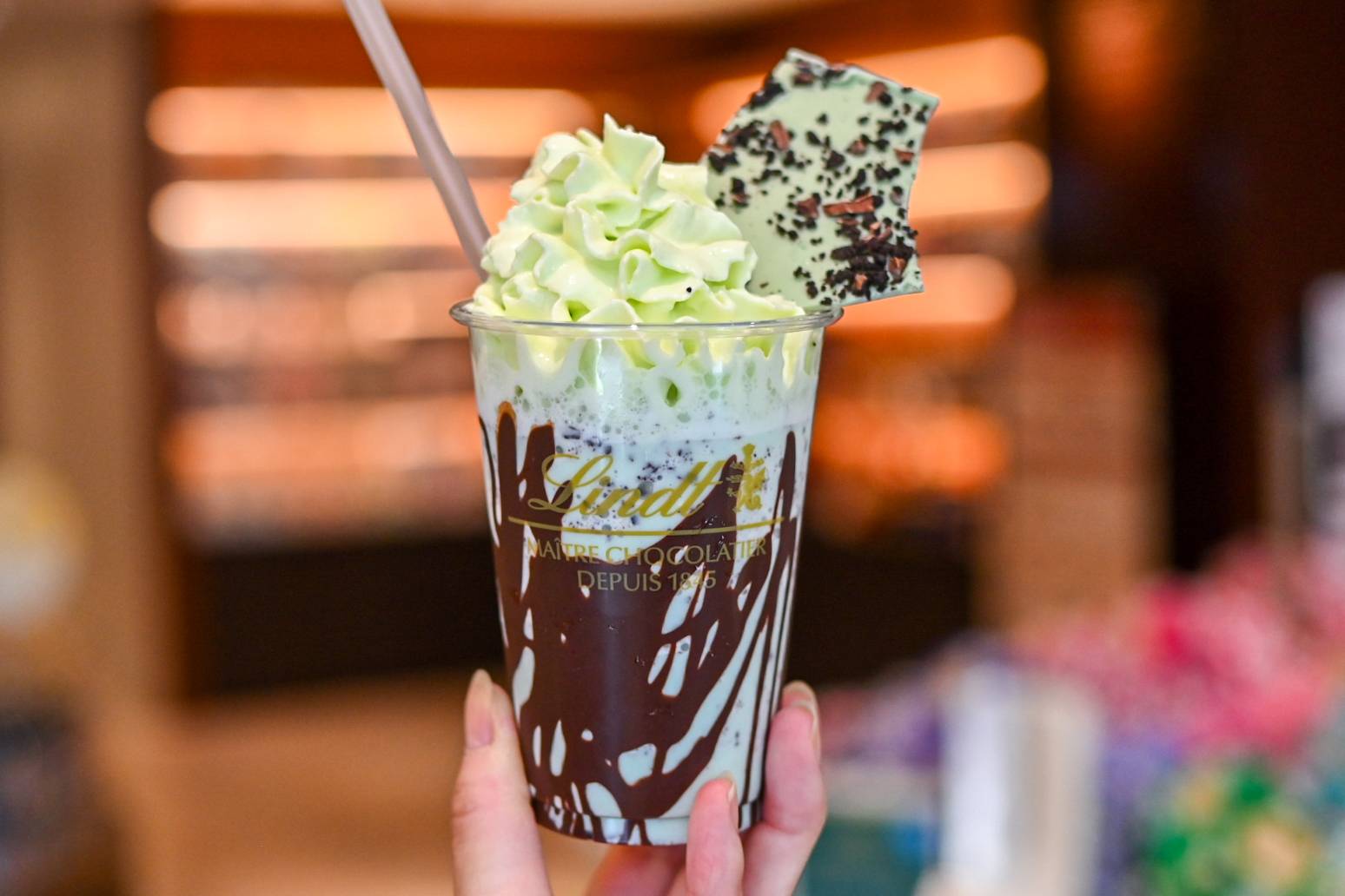 リンツの新感覚ショコラドリンク。「クラッシュチョコミント」に