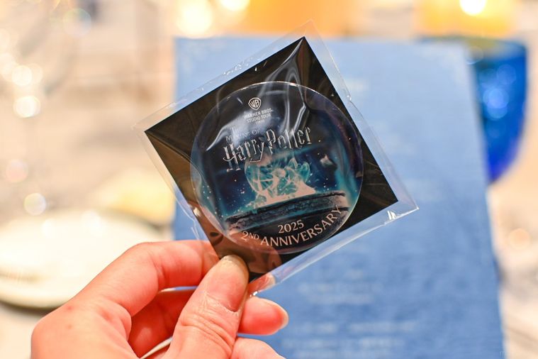 缶バッジを持っているところ