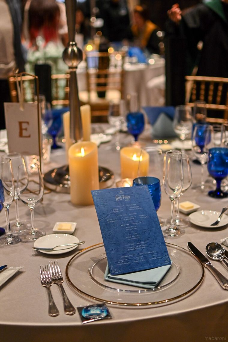 テーブルに並んでいるグラスやお皿