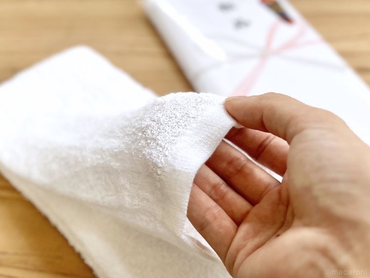 粗品タオルを手で触っている様子