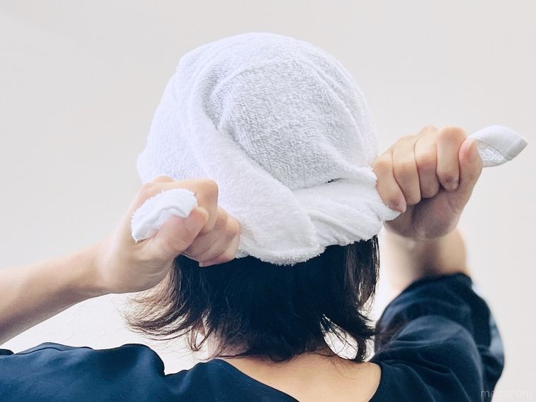 粗品タオルを頭に巻いている様子
