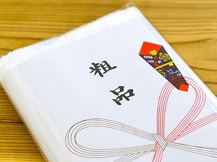 テーブルの上に粗品タオルが置かれている様子