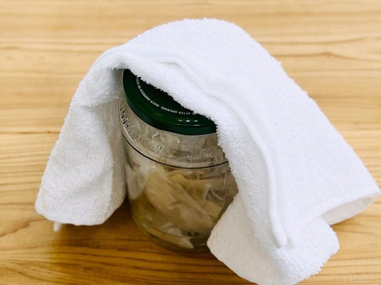 瓶の上に粗品タオルをのせた様子
