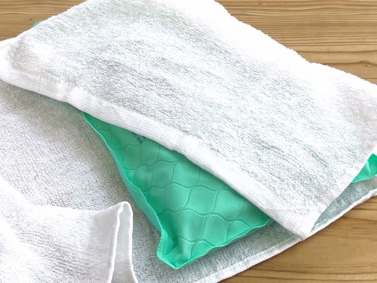 粗品タオルでアイス枕を包んでいる様子