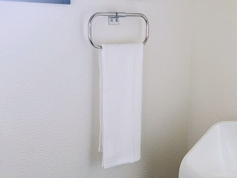 トイレのタオルホルダーに粗品タオルをかけた様子