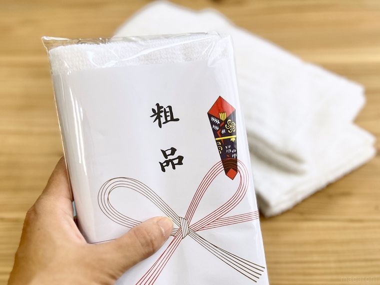 粗品タオルを手で持っている様子