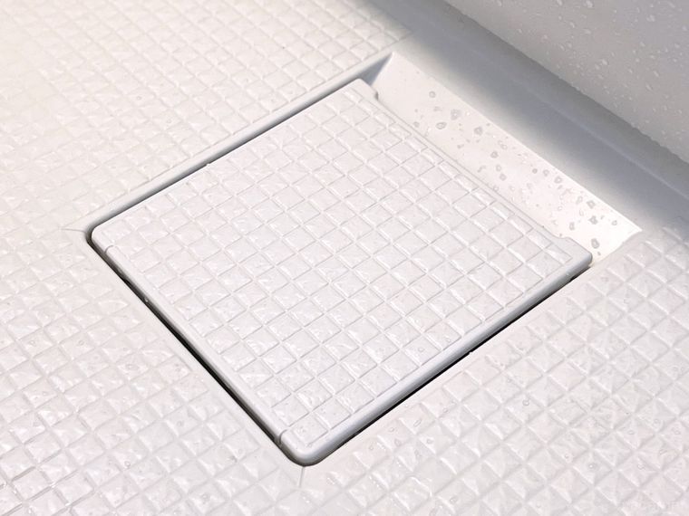 お風呂の排水口にフタをした様子