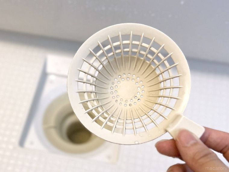 お風呂の排水口のごみ受けを手で持っている様子