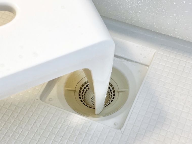 イスの脚がお風呂の排水口に落ちた様子