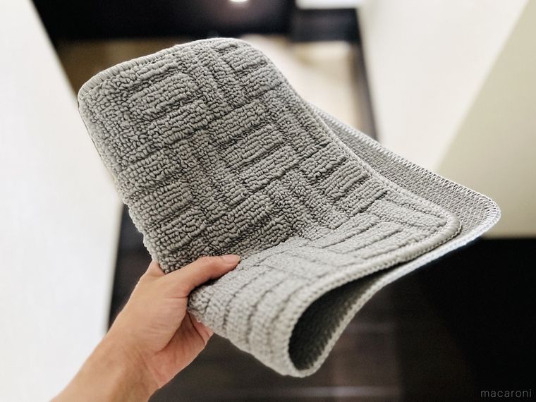 玄関マットを手で持っている様子