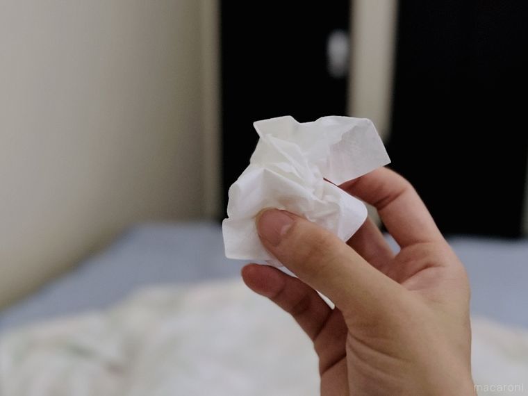 丸めたティッシュを手で持っている様子