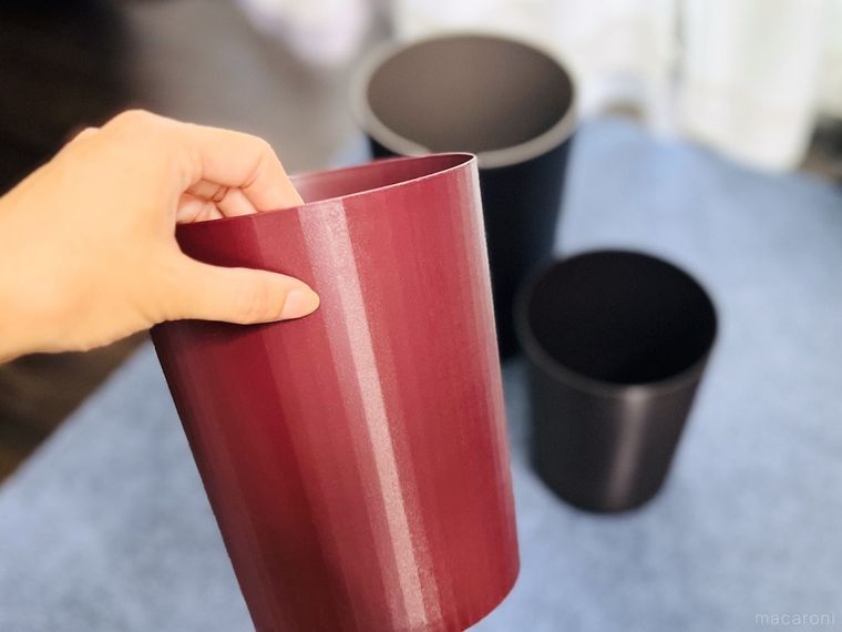 ごみ箱を手で持っている様子