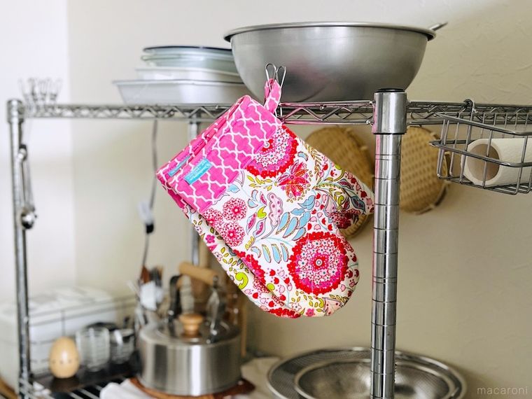 キッチンのラックに鍋つかみがかかっている様子