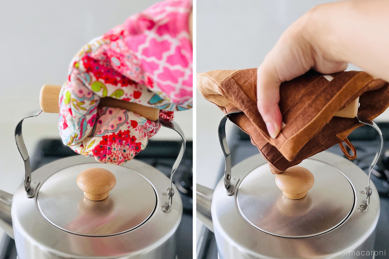 鍋つかみと鍋敷きで、それぞれやかんの取っ手をつかんでいる画像