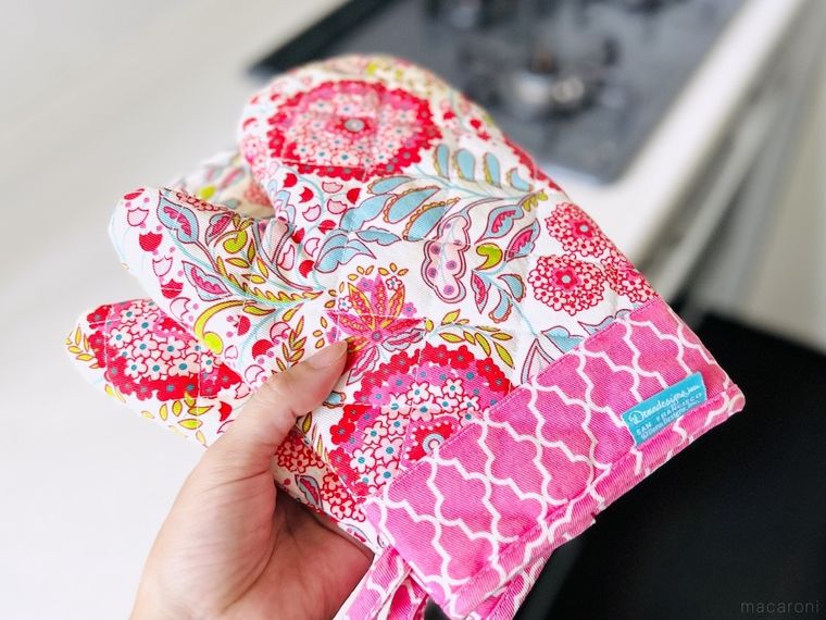 鍋つかみを手で持っている様子