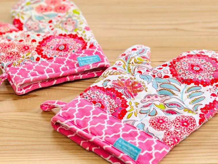 木のテーブルに置かれた鍋つかみ