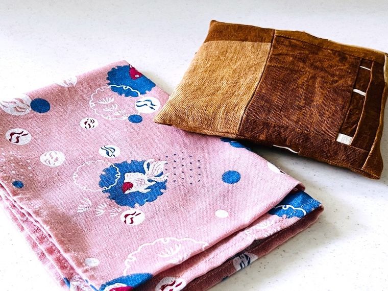 キッチンの調理台に置かれた手ぬぐいと鍋敷き