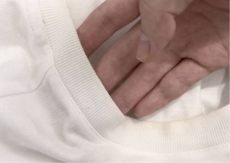 首元が黄ばんだTシャツ