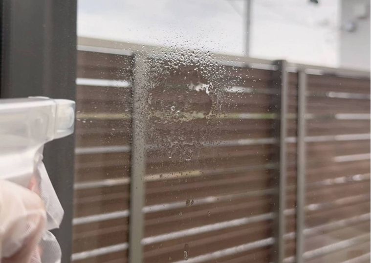 窓の手アカをセスキ水で掃除