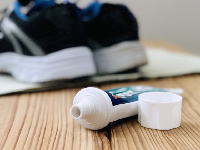 歯磨き粉とスニーカー