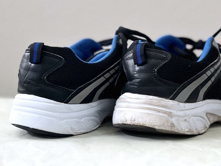 汚れを落としたあとのスニーカーと汚れたスニーカー