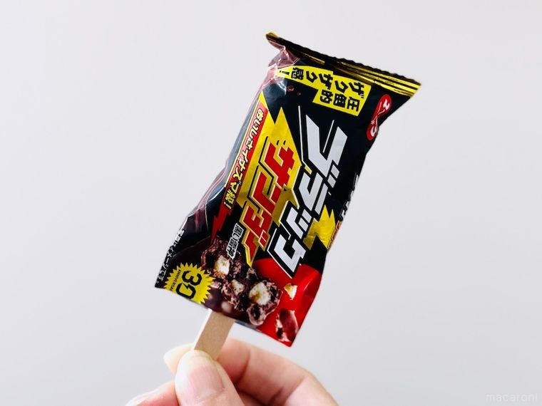 ブラックサンダーで作ったアイスを手で持っている様子