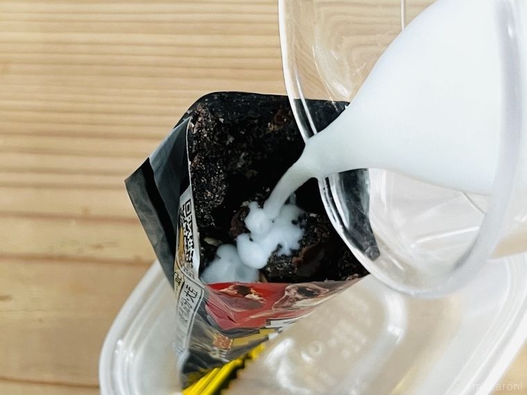 砕いたブラックサンダーに牛乳をそそいでいる様子