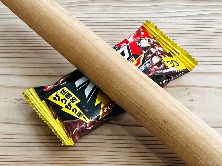 ブラックサンダーを麺棒で砕いている様子