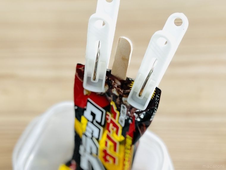 ブラックサンダーの袋に洗濯バサミをつけた様子