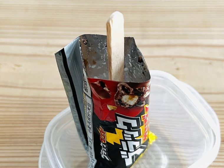 牛乳を入れたブラックサンダーにアイスの棒を刺した様子