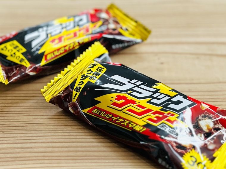 テーブルの上にブラックサンダーが2個置かれている様子