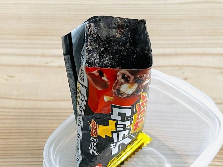 ブラックサンダーを容器に立てかけた様子